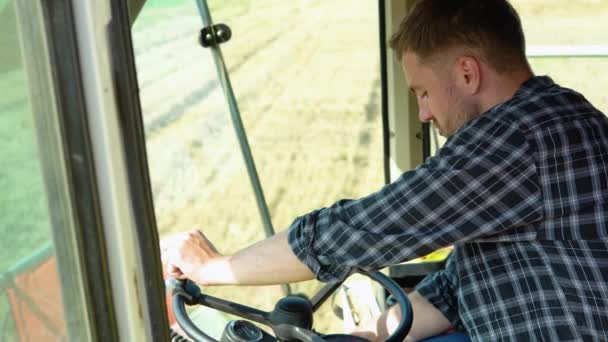 Mann Übergibt Landwirt Fahrer Lenkrad Mähdrescher Ernte Auf Landwirtschaftlichem Feld — Stockvideo