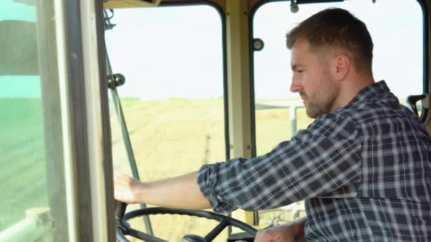 Mann Übergibt Landwirt Fahrer Lenkrad Mähdrescher Ernte Auf Landwirtschaftlichem Feld — Stockvideo