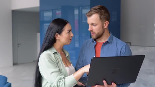 Motivated Diverse Colleagues Look Laptop Screen Discuss Business Project Ideas — Αρχείο Βίντεο