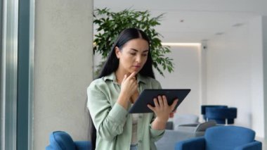 Dijital tablet kullanarak başarılı bir iş kadını portresi.
