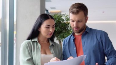 İki iş adamları konusunda konuşurken bir ofiste çalışmak.