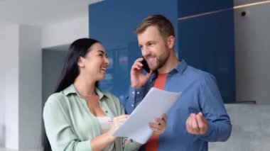 İş planı için mali belge öğrenen mutlu iş arkadaşları. Başarılı, olgun iş arkadaşları şirket projesinde çalışıyor, bazı fikirleri tartışıyor, ortaklık kavramını tartışıyorlar..