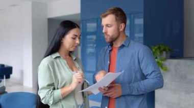 İki iş adamları konusunda konuşurken bir ofiste çalışmak.