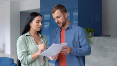 İş planı için mali belge öğrenen mutlu iş arkadaşları. Başarılı, olgun iş arkadaşları şirket projesinde çalışıyor, bazı fikirleri tartışıyor, ortaklık kavramını tartışıyorlar..