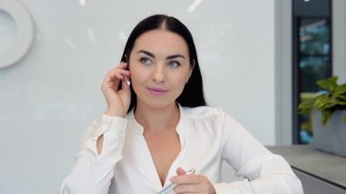 Kulaklıklı ve gülümseyen kadın müşteri destek operatörü.