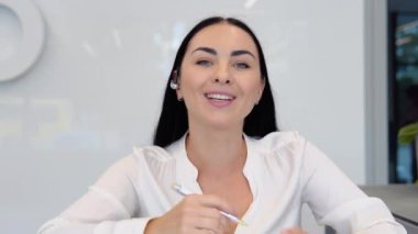 Kadın müşteri destek operatörü ile konuşmak ve gülümseyen bir kulaklık.