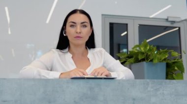 Kadın müşteri destek operatörü ile konuşmak ve gülümseyen bir kulaklık