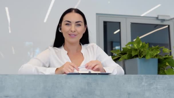 ヘッドセットの話と笑顔で女性顧客サポート オペレーター — ストック動画