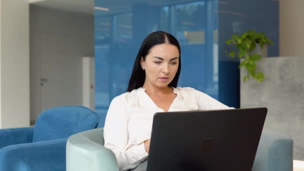 Businesswoman Student Finished Computer Work Stretching Relaxing Seated Workplace Feeling – Stock-video