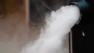 Boş bir sahnede elektrikli sis makinesiyle oluşturulan duman fotoğrafı. Duman makinesi sahnede. .