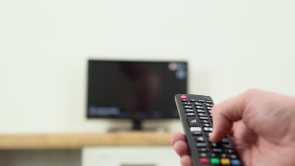 Mans Mano Selecciona Los Canales Televisión Internet Con Control Remoto — Vídeos de Stock