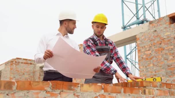 Два Инженера Работающие Строительной Площадке — стоковое видео