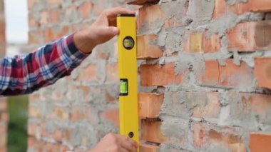 Seviye aracı kullanarak İşçi denetimi tuğla duvar