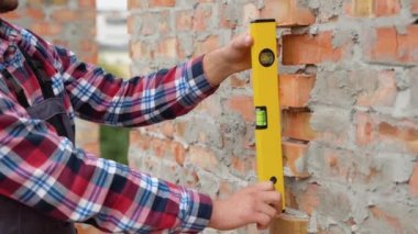 Seviye aracı kullanarak İşçi denetimi tuğla duvar