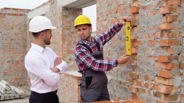 Deux Ingénieurs Travaillant Sur Chantier — Video