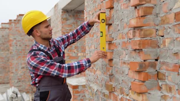 Mur Brique Contrôle Travailleur Utilisant Outil Niveau Personnes Réelles Aucune — Video
