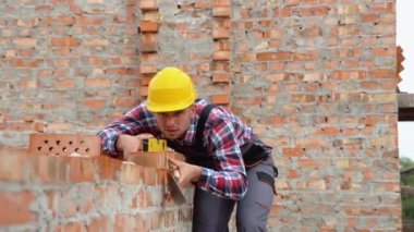 Seviye aracı kullanarak İşçi denetimi tuğla duvar