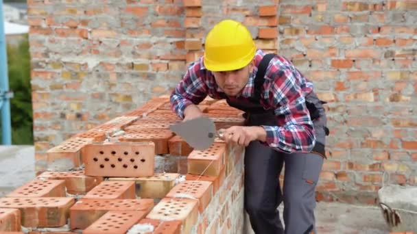 Instaluji Cihlovou Zeď Stavební Dělník Uniformě Bezpečnostním Vybavení Mají Práci — Stock video