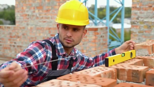 Mur Brique Contrôle Travailleur Utilisant Outil Niveau — Video