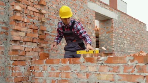 Встановлення Цегляної Стіни Будівельник Формі Обладнанні Безпеки Має Роботу Будівництві — стокове відео