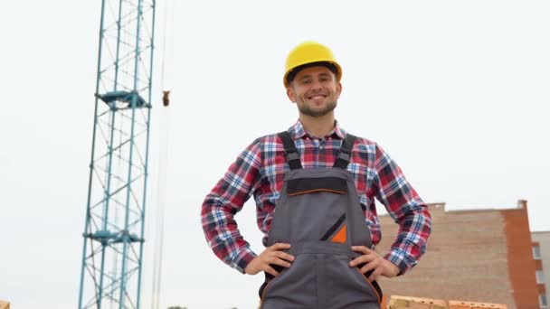 Ouvrier Construction Dans Casque Jaune Attend Avec Impatience Caméra Sourit — Video