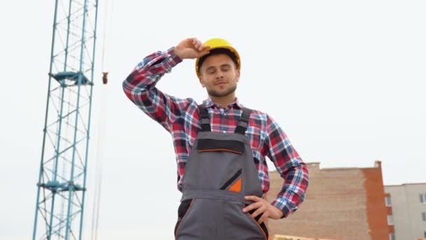 Ouvrier Construction Dans Casque Jaune Attend Avec Impatience Caméra Sourit — Video