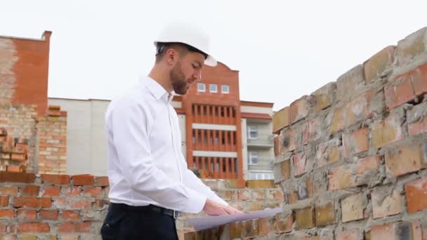 Investeraren Inspekterar Kommersiell Byggarbetsplats För Industribyggnader Fastighetsprojekt Med Civilingenjör — Stockvideo
