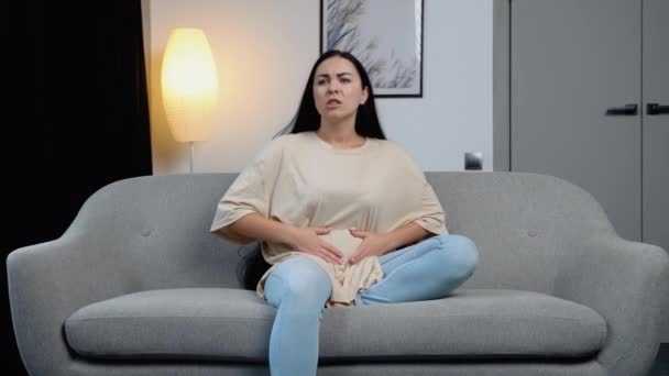 Mujer Joven Que Sufre Dolor Abdominal Casa Concepto Ginecológico — Vídeos de Stock