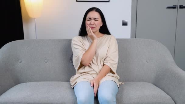 Ung Kvinna Hemma Att Röra Munnen Med Handen Med Smärtsamma — Stockvideo