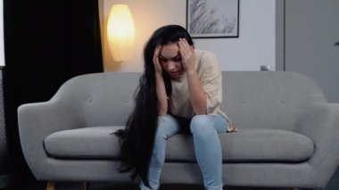 Üzgün umutsuz genç siyah kadın evde umutsuz depresif duygu tek başına oturup, üzgün afrikalı kız alkol bağımlılığı uyuşturucu bağımlılığı muzdarip, bağımlılık, keder veya suçluluk sorunları ile sorunlu