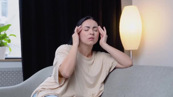 Merasa Stres Wanita Mengalami Sakit Kepala Rumah Sofa — Stok Video
