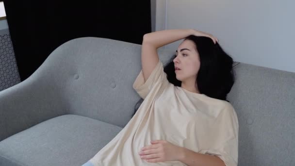 Wanita Depresi Berbaring Sofa — Stok Video