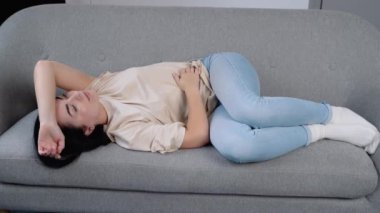 Depresyondaki kadın kanepede yatıyor..