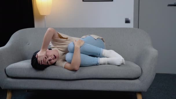 うつ病女性は床の上に座る — ストック動画