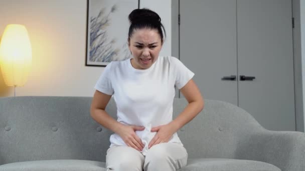 Hermosa Joven Lencería Sentada Cama Sufriendo Dolor Abdominal — Vídeo de stock