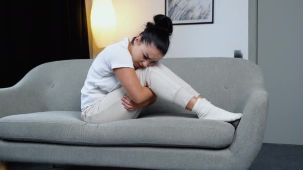 Stresli Genç Bir Kadın Yatak Odasında Tek Başına Kalıyordu Depresyon — Stok video