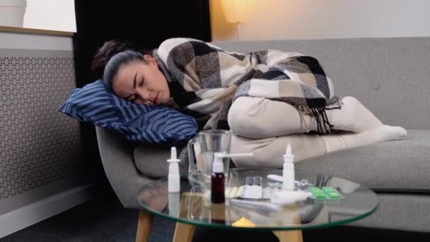 インフルエンザ 頭痛のある病気の女性の近くにソファの上で遊んだに横たわっていた 季節性疾患の期間 ウイルス性疾患の概念 — ストック動画