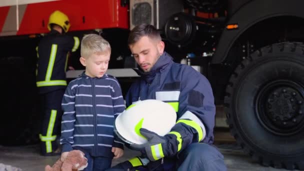 Szczęśliwy Mały Chłopiec Strażakiem Mundurze Ochronnym Straży Pożarnej — Wideo stockowe