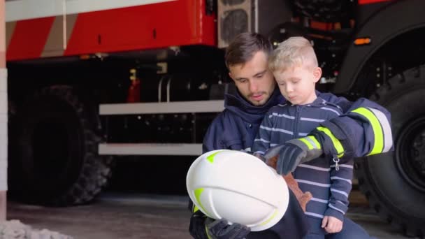 Menino Feliz Com Bombeiro Uniforme Protetor Quartel Bombeiros — Vídeo de Stock