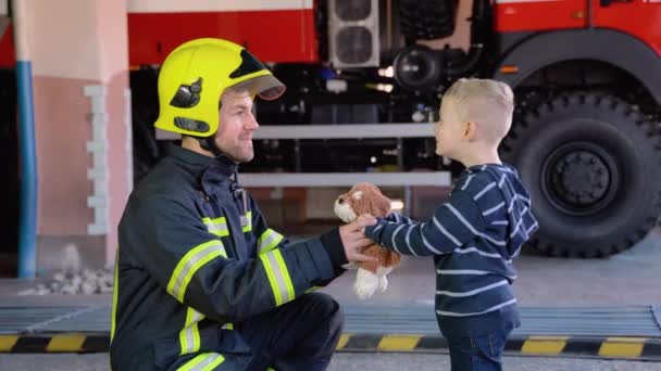 Mały Chłopiec Strażakiem Mundurze Ochronnym Straży Pożarnej — Wideo stockowe