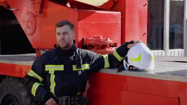 Portret Strażaka Służbie Zdjęcie Szczęśliwego Strażaka Maską Gazową Hełmem Przy — Wideo stockowe