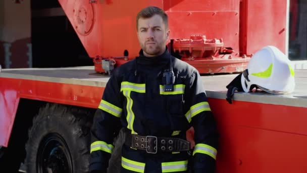 Porträt Junger Feuerwehrmann Steht Neben Feuerwehrauto — Stockvideo