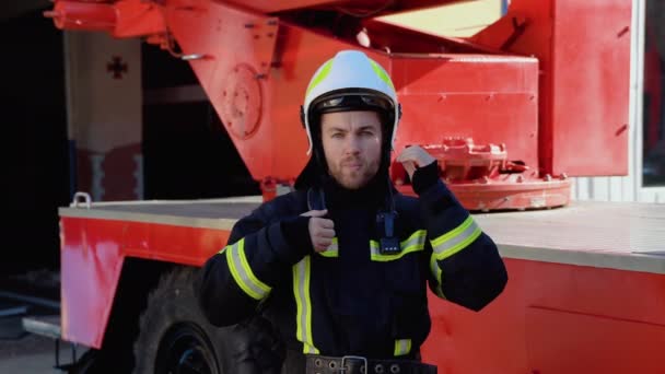 Ritratto Del Bel Pompiere Costume Equipaggiato Che Toglie Casco Guarda — Video Stock