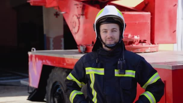 Πορτρέτο Του Χαρούμενος Πυροσβέστης Κράνος Κοντά Στη Μηχανή Φωτιά Πυροσβεστικό — Αρχείο Βίντεο