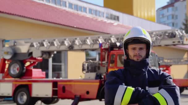 Porträt Eines Feuerwehrmannes Mit Helm Der Nähe Eines Feuerwehrfahrzeugs Feuerwehr — Stockvideo