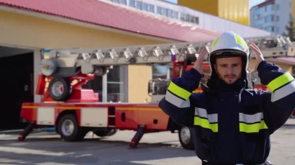 Porträtt Den Stilige Brandmannen Den Utrustade Kostymen Som Tar Hjälmen — Stockvideo