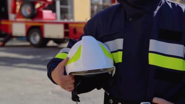 Пожарный Шлемом Рядом Пожарной Машиной — стоковое видео