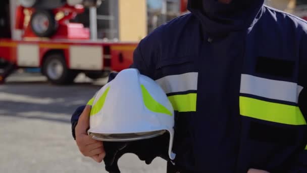 Пожежник Шоломом Біля Пожежного Двигуна Концепція Порятунку Життя Героїчна Професія — стокове відео