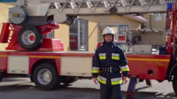 Blanke Brandweerman Helm Volledige Uitrusting Komen Naar Camera Glimlachen — Stockvideo