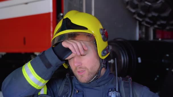 Close Portret Van Sterke Ernstige Brandweerman Helm Volledige Uitrusting Staan — Stockvideo